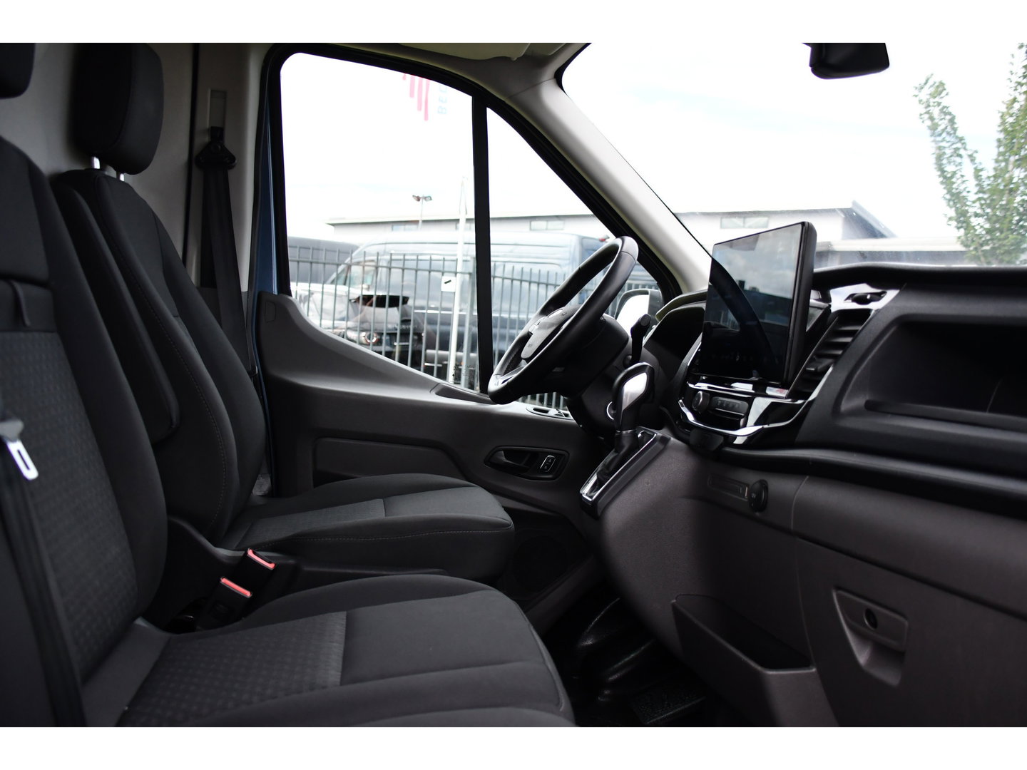 Ford Transit 350 2.0 TDCI L2H2 PB Edition Camera, Cruise, Carplay, 170pk, Stoelverwarming, Automaat, 2 x schuifdeur, LED, Sensoren, Multimedia, Uniek!