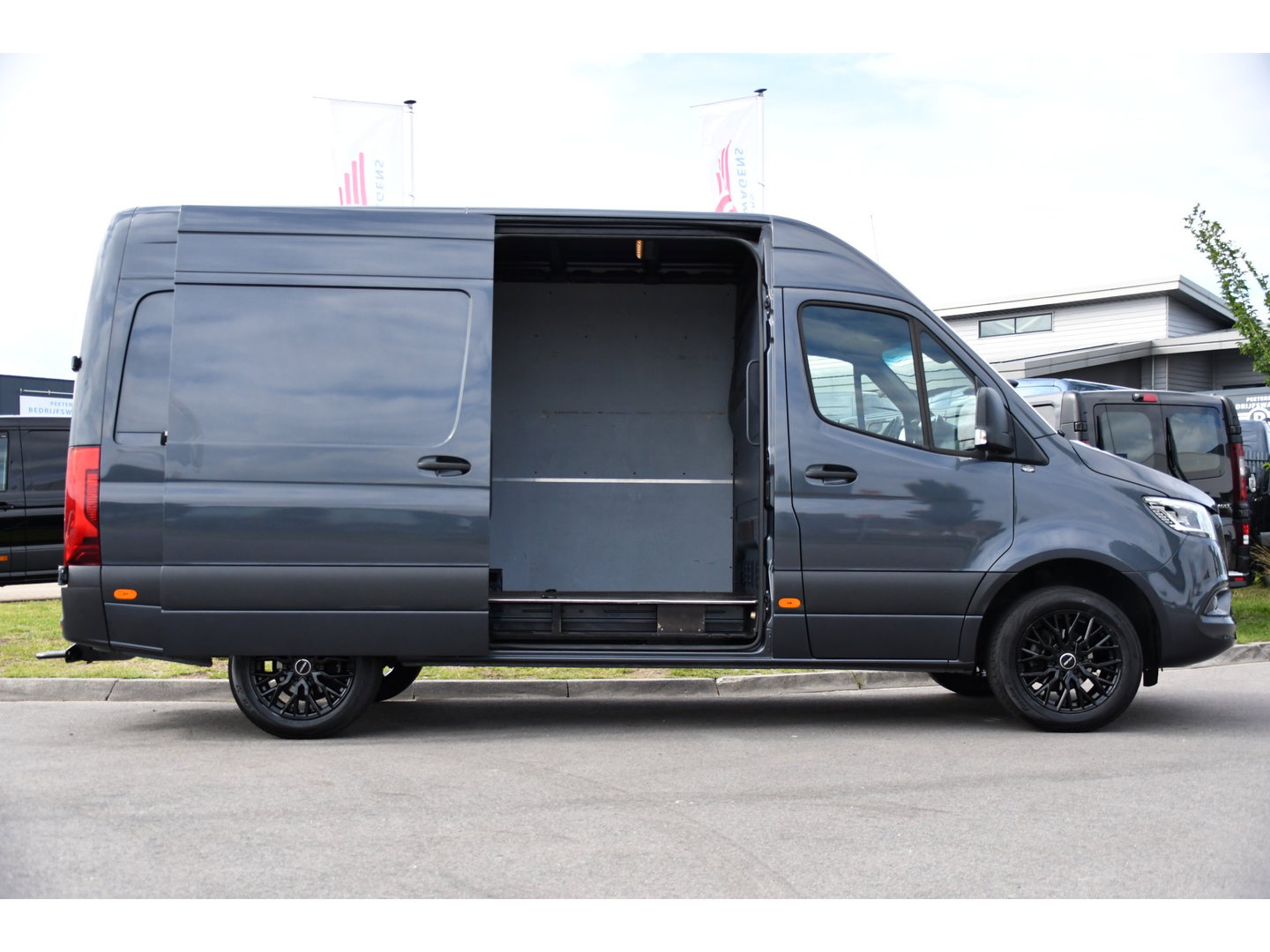 Mercedes-Benz Sprinter 317 1.9 CDI L2H2 RWD PB Edition Camera, Cruise, Carplay, 3500kg Trekhaak, LED, 170pk, 10,5'' Mbux, Geveerde stoel, Multimedia, Uniek!