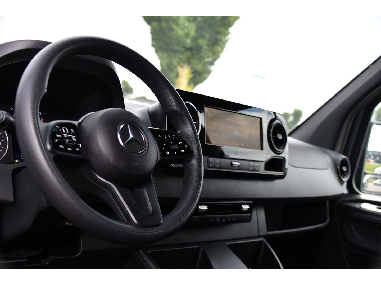 Mercedes-Benz Sprinter 317 1.9 CDI L2H2 RWD PB Edition Camera, Cruise, Carplay, 3500kg Trekhaak, LED, 170pk, 10,5'' Mbux, Geveerde stoel, Multimedia, Uniek!