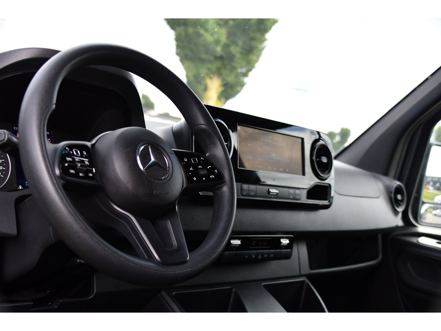 Mercedes-Benz Sprinter 317 1.9 CDI L2H2 RWD PB Edition Camera, Cruise, Carplay, 3500kg Trekhaak, LED, 170pk, 10,5'' Mbux, Geveerde stoel, Multimedia, Uniek!