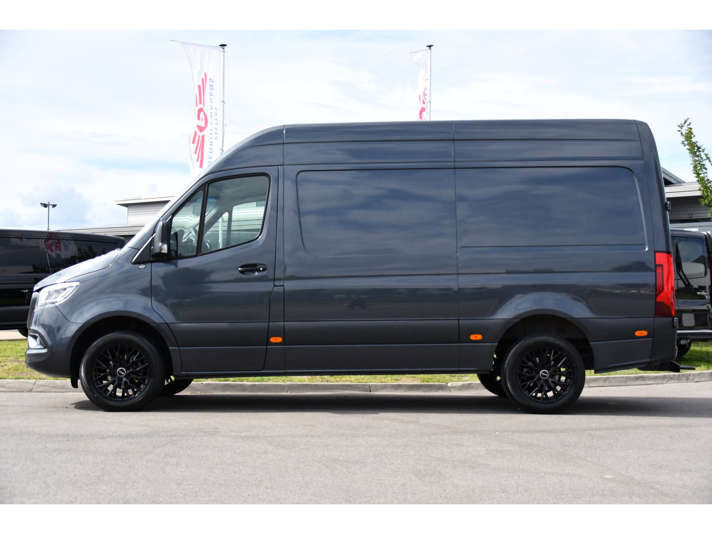 Mercedes-Benz Sprinter 317 1.9 CDI L2H2 RWD PB Edition Camera, Cruise, Carplay, 3500kg Trekhaak, LED, 170pk, 10,5'' Mbux, Geveerde stoel, Multimedia, Uniek!