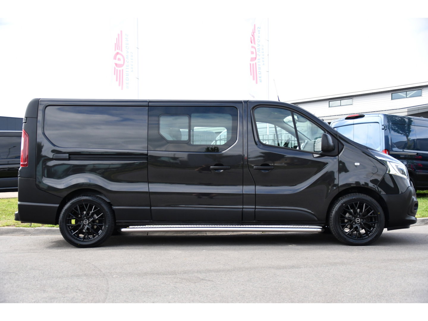 Renault Trafic 2.0 dCi 145 T29 L2H1 DC Black Edition Camera, Cruise, Clima, 145pk, Automaat, 2 x Schuifdeur, Trekhaak, Sensoren,
