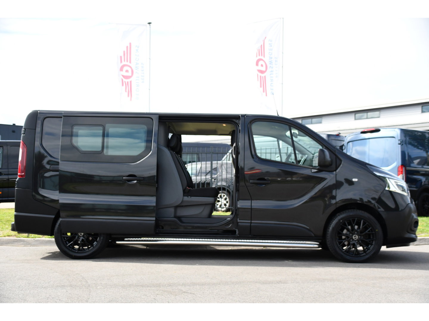 Renault Trafic 2.0 dCi 145 T29 L2H1 DC Black Edition Camera, Cruise, Clima, 145pk, Automaat, 2 x Schuifdeur, Trekhaak, Sensoren,