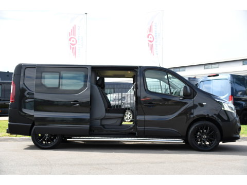 Renault Trafic 2.0 dCi 145 T29 L2H1 DC Black Edition Camera, Cruise, Clima, 145pk, Automaat, 2 x Schuifdeur, Trekhaak, Sensoren,
