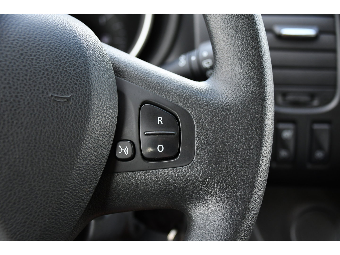 Renault Trafic 2.0 dCi 145 T29 L2H1 DC Black Edition Camera, Cruise, Clima, 145pk, Automaat, 2 x Schuifdeur, Trekhaak, Sensoren,