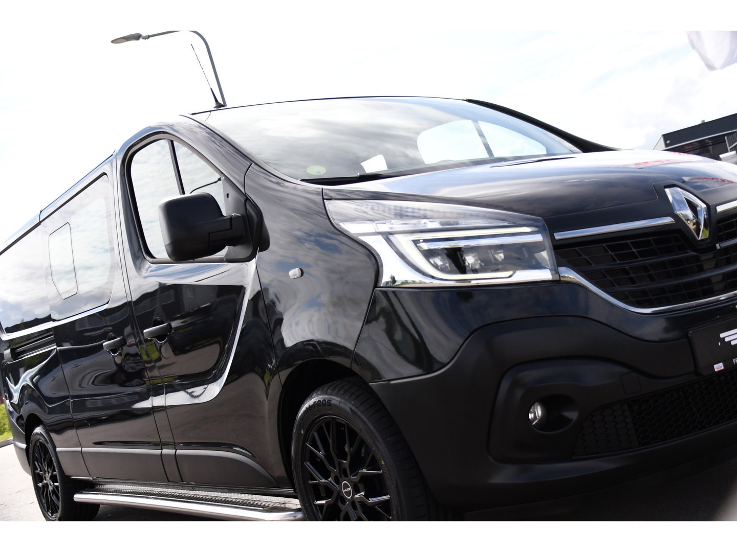 Renault Trafic 2.0 dCi 145 T29 L2H1 DC Black Edition Camera, Cruise, Clima, 145pk, Automaat, 2 x Schuifdeur, Trekhaak, Sensoren,