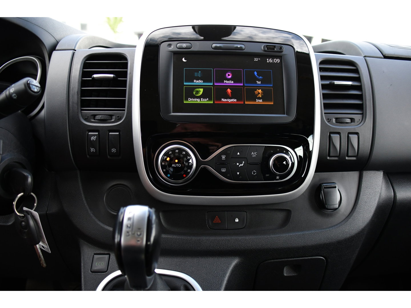 Renault Trafic 2.0 dCi 145 T29 L2H1 DC Black Edition Camera, Cruise, Clima, 145pk, Automaat, 2 x Schuifdeur, Trekhaak, Sensoren,