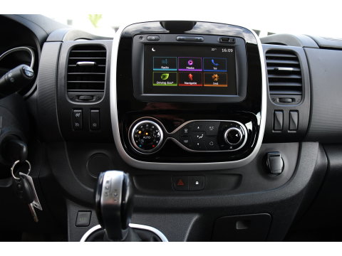 Renault Trafic 2.0 dCi 145 T29 L2H1 DC Black Edition Camera, Cruise, Clima, 145pk, Automaat, 2 x Schuifdeur, Trekhaak, Sensoren,