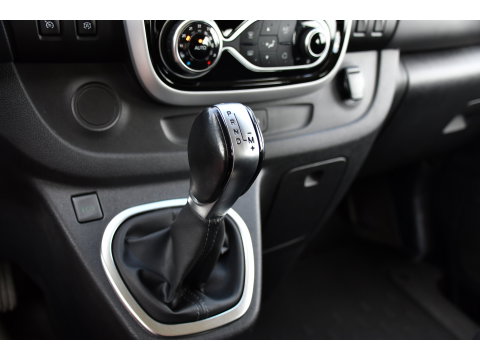 Renault Trafic 2.0 dCi 145 T29 L2H1 DC Black Edition Camera, Cruise, Clima, 145pk, Automaat, 2 x Schuifdeur, Trekhaak, Sensoren,