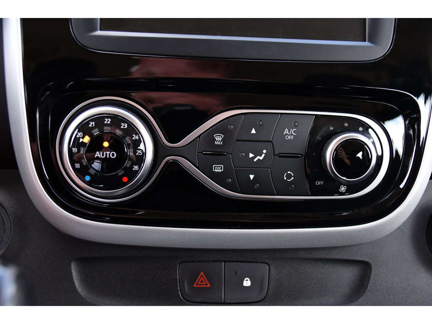 Renault Trafic 2.0 dCi 145 T29 L2H1 DC Black Edition Camera, Cruise, Clima, 145pk, Automaat, 2 x Schuifdeur, Trekhaak, Sensoren,