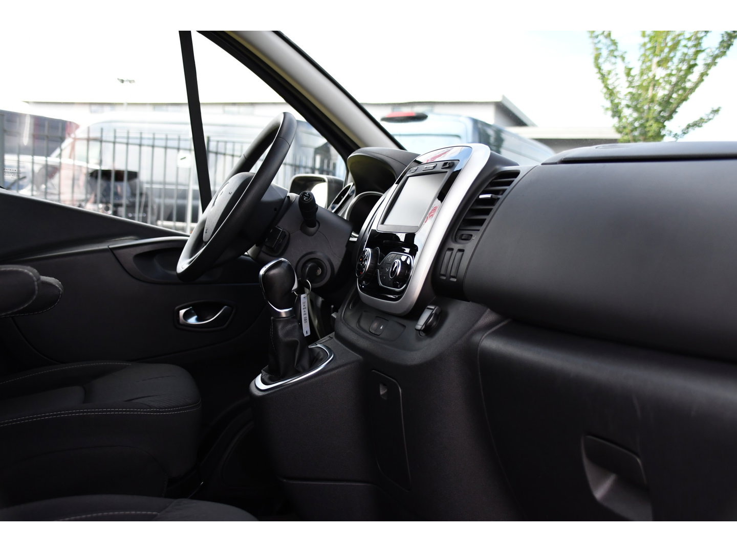 Renault Trafic 2.0 dCi 145 T29 L2H1 DC Black Edition Camera, Cruise, Clima, 145pk, Automaat, 2 x Schuifdeur, Trekhaak, Sensoren,