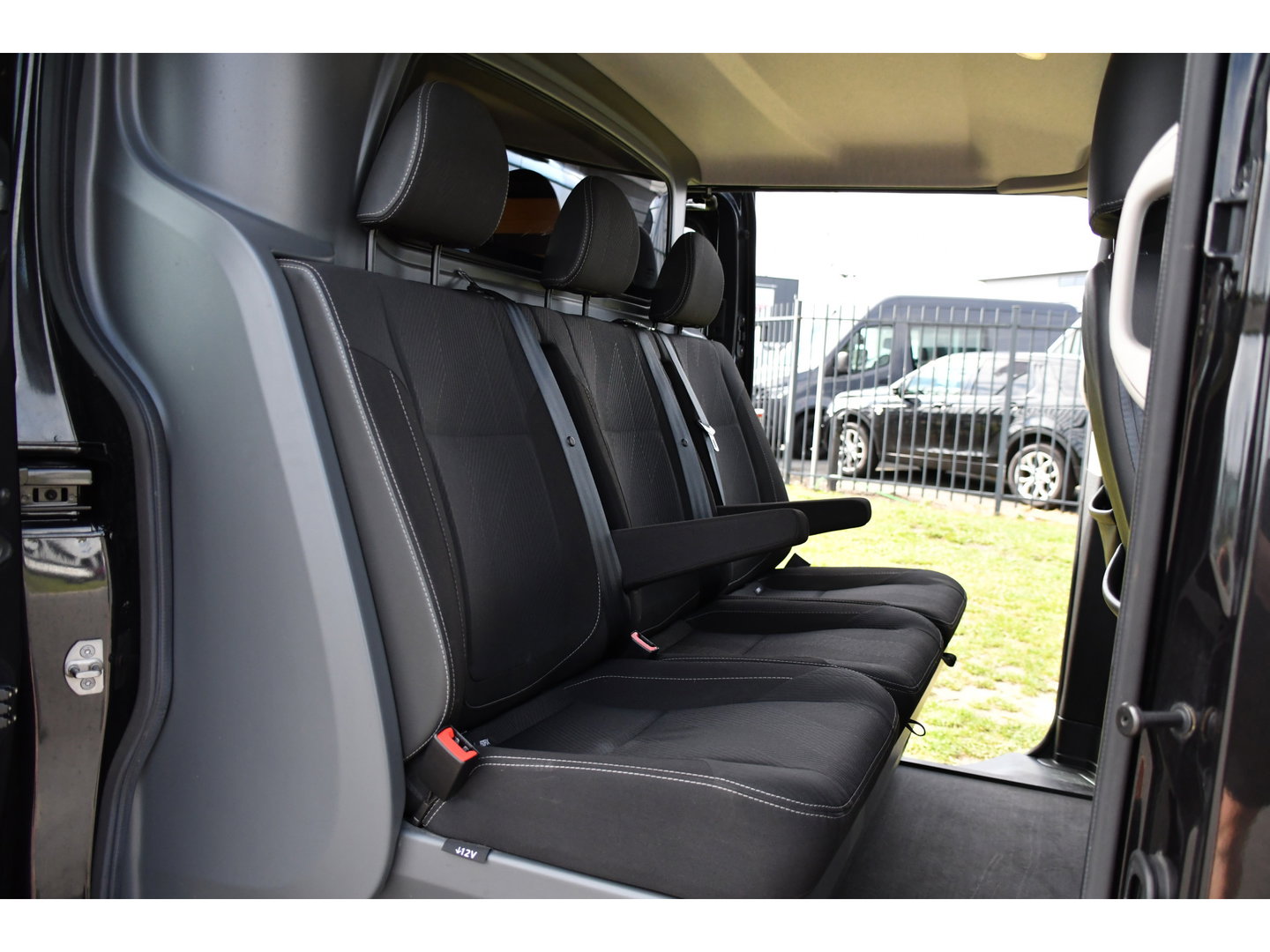 Renault Trafic 2.0 dCi 145 T29 L2H1 DC Black Edition Camera, Cruise, Clima, 145pk, Automaat, 2 x Schuifdeur, Trekhaak, Sensoren,