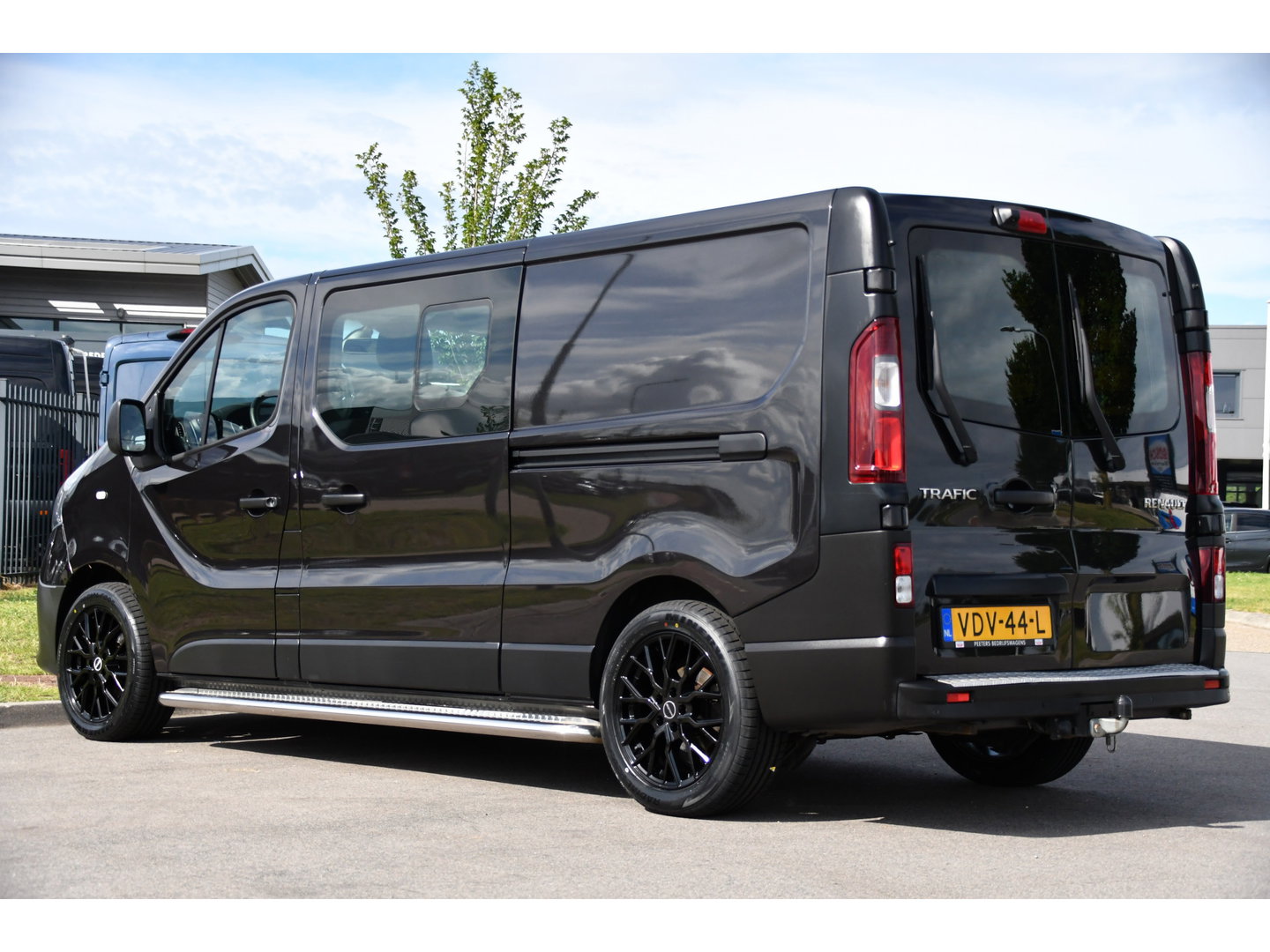 Renault Trafic 2.0 dCi 145 T29 L2H1 DC Black Edition Camera, Cruise, Clima, 145pk, Automaat, 2 x Schuifdeur, Trekhaak, Sensoren,