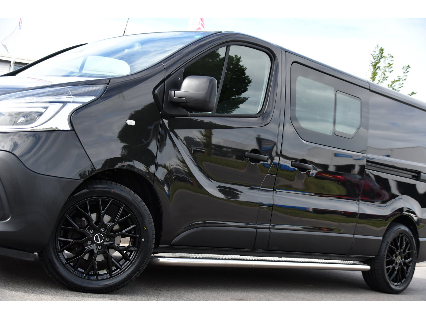 Renault Trafic 2.0 dCi 145 T29 L2H1 DC Black Edition Camera, Cruise, Clima, 145pk, Automaat, 2 x Schuifdeur, Trekhaak, Sensoren,