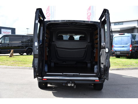 Renault Trafic 2.0 dCi 145 T29 L2H1 DC Black Edition Camera, Cruise, Clima, 145pk, Automaat, 2 x Schuifdeur, Trekhaak, Sensoren,