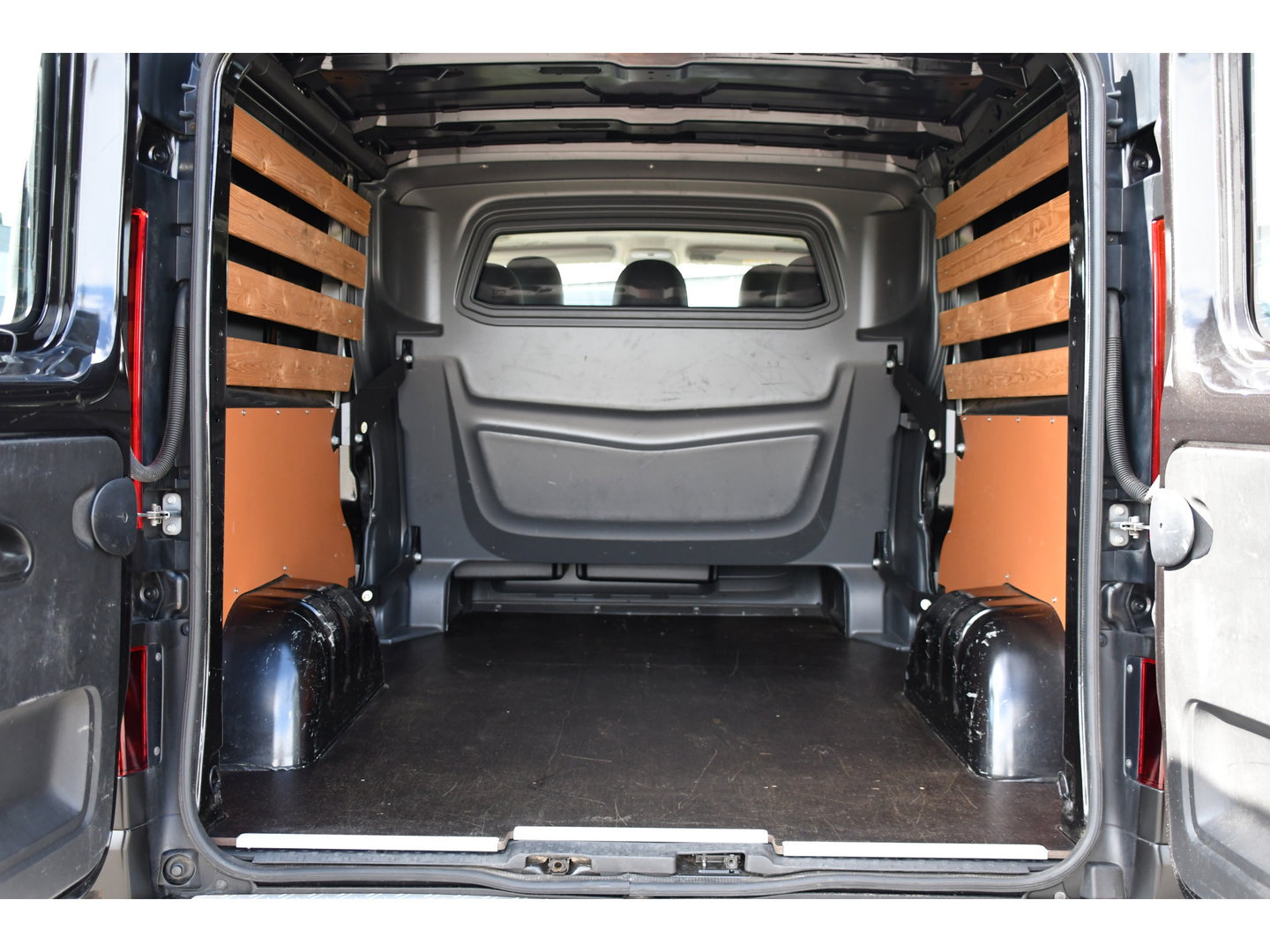 Renault Trafic 2.0 dCi 145 T29 L2H1 DC Black Edition Camera, Cruise, Clima, 145pk, Automaat, 2 x Schuifdeur, Trekhaak, Sensoren,