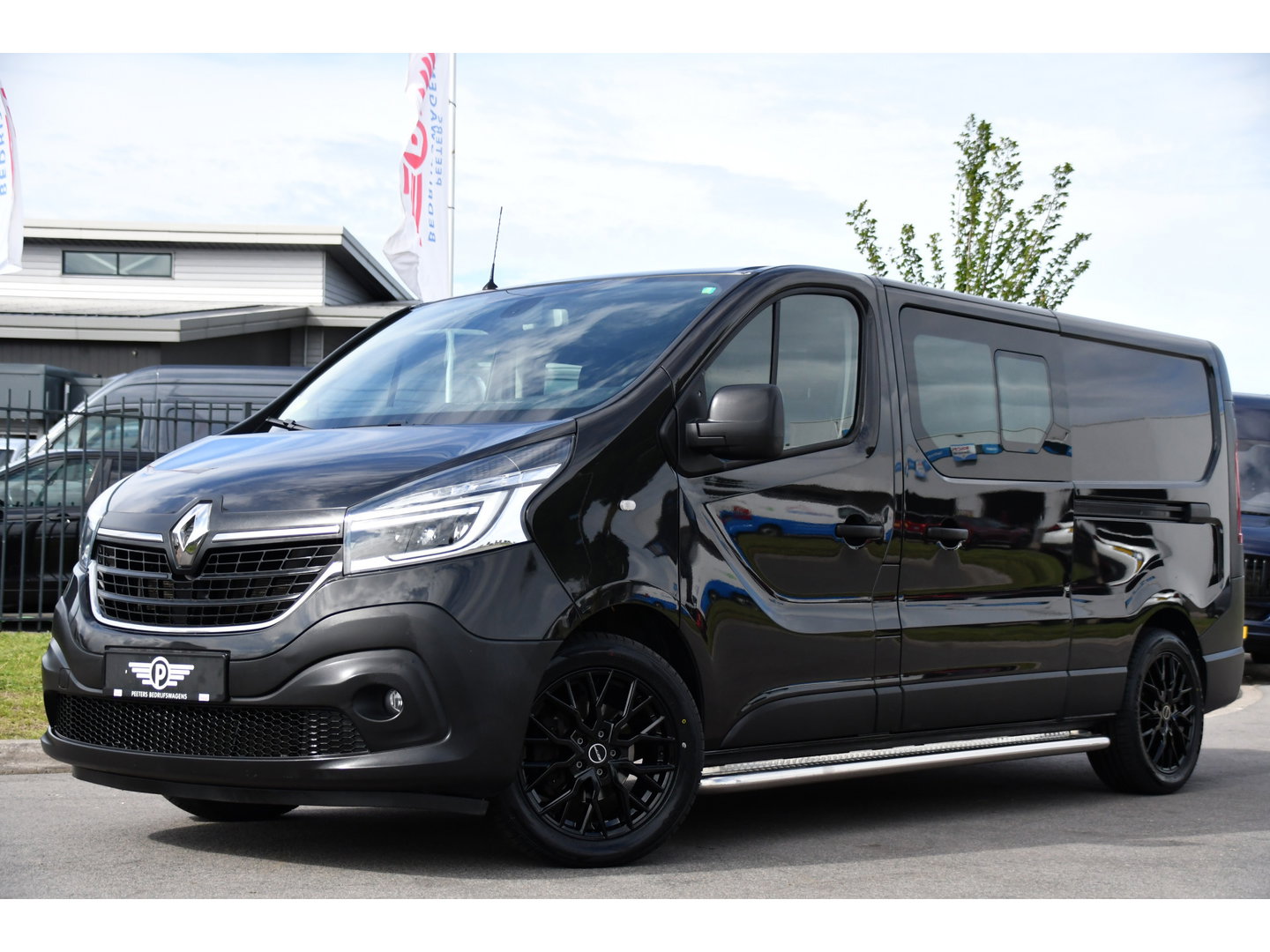Renault Trafic 2.0 dCi 145 T29 L2H1 DC Black Edition Camera, Cruise, Clima, 145pk, Automaat, 2 x Schuifdeur, Trekhaak, Sensoren,