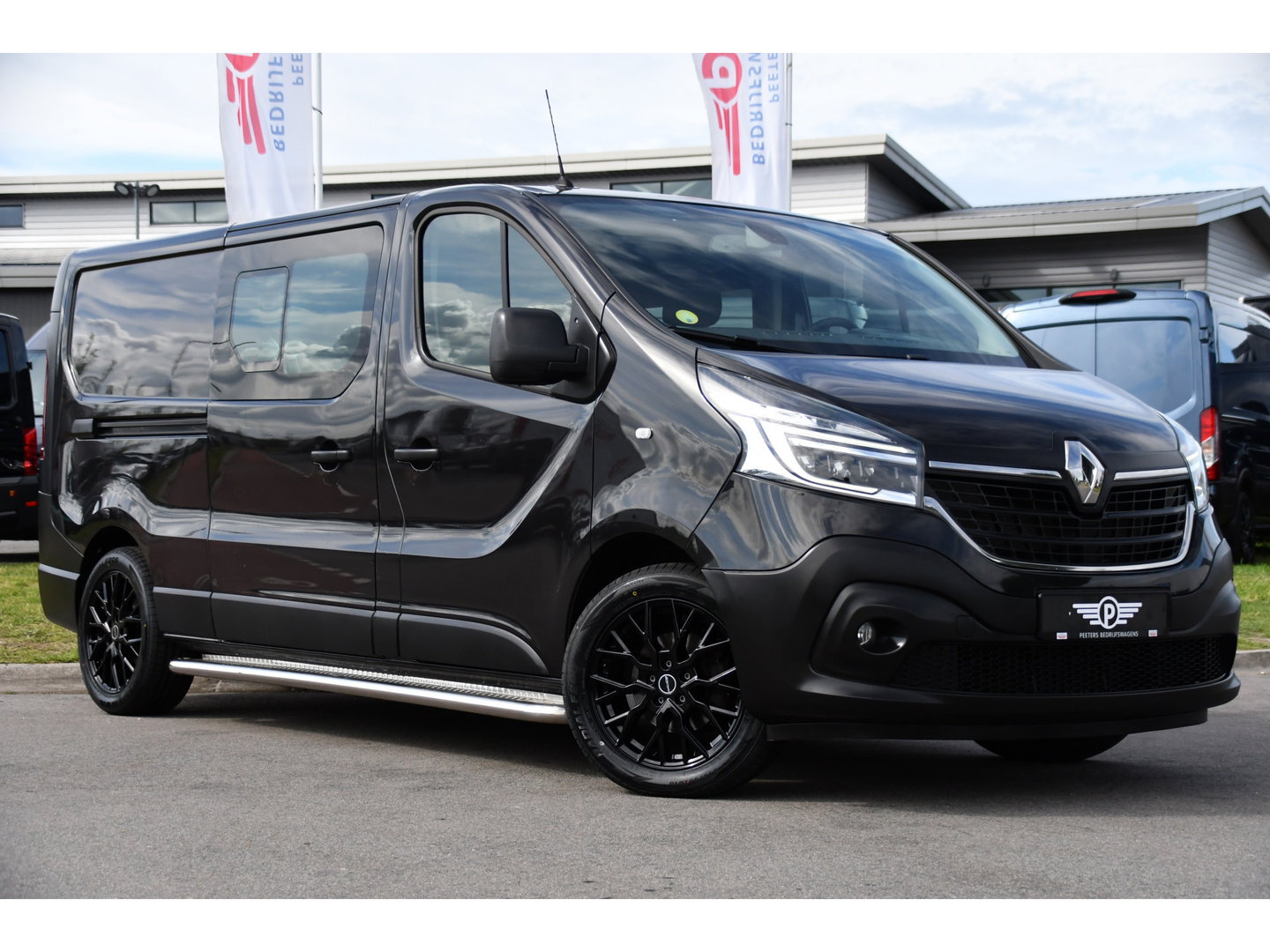 Renault Trafic 2.0 dCi 145 T29 L2H1 DC Black Edition Camera, Cruise, Clima, 145pk, Automaat, 2 x Schuifdeur, Trekhaak, Sensoren,