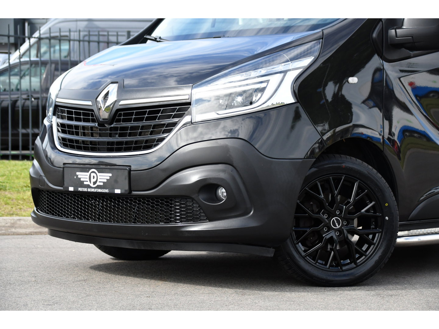 Renault Trafic 2.0 dCi 145 T29 L2H1 DC Black Edition Camera, Cruise, Clima, 145pk, Automaat, 2 x Schuifdeur, Trekhaak, Sensoren,