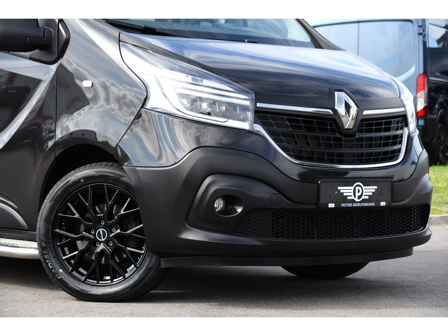 Renault Trafic 2.0 dCi 145 T29 L2H1 DC Black Edition Camera, Cruise, Clima, 145pk, Automaat, 2 x Schuifdeur, Trekhaak, Sensoren,