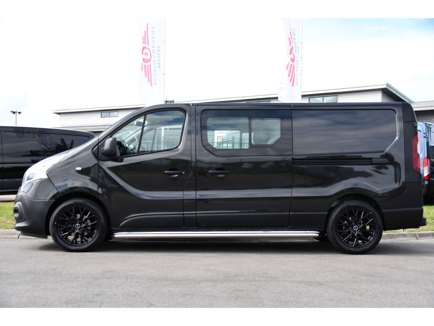 Renault Trafic 2.0 dCi 145 T29 L2H1 DC Black Edition Camera, Cruise, Clima, 145pk, Automaat, 2 x Schuifdeur, Trekhaak, Sensoren,