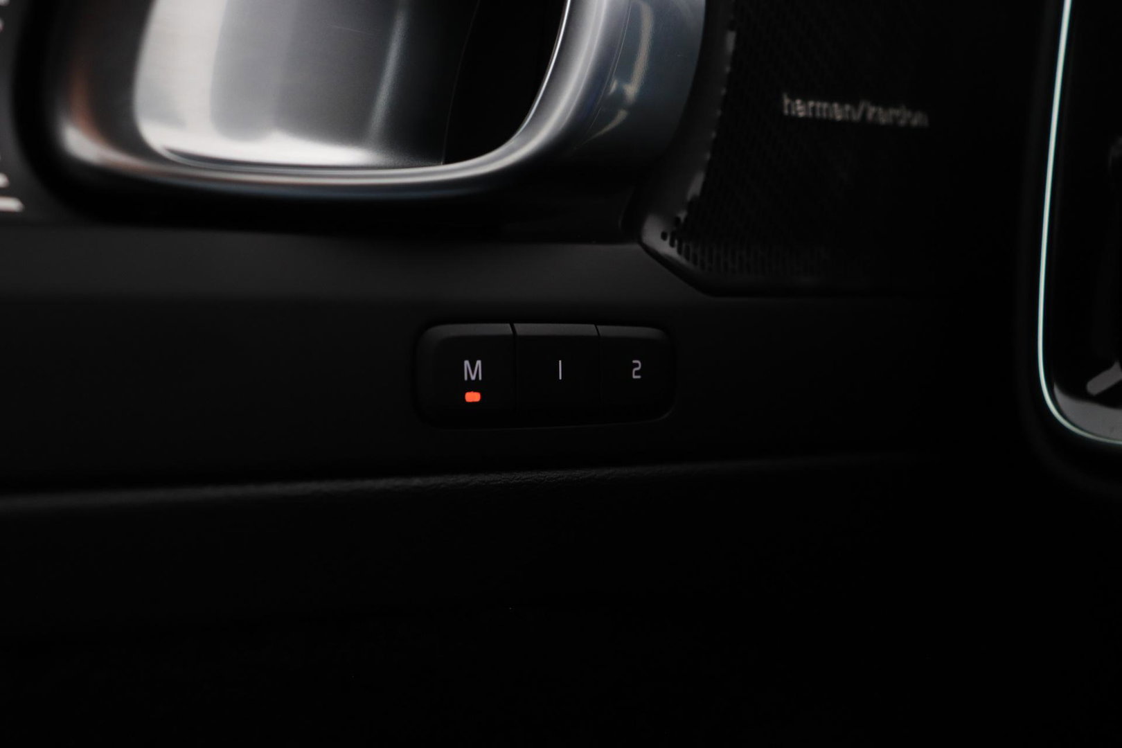 Volvo EX40 Single Motor Extended Range Plus | 82 kWh | ACC | Warmtepomp | Harman/Kardon | Camera | Stoel+Stuurverwarming | 19 Inch