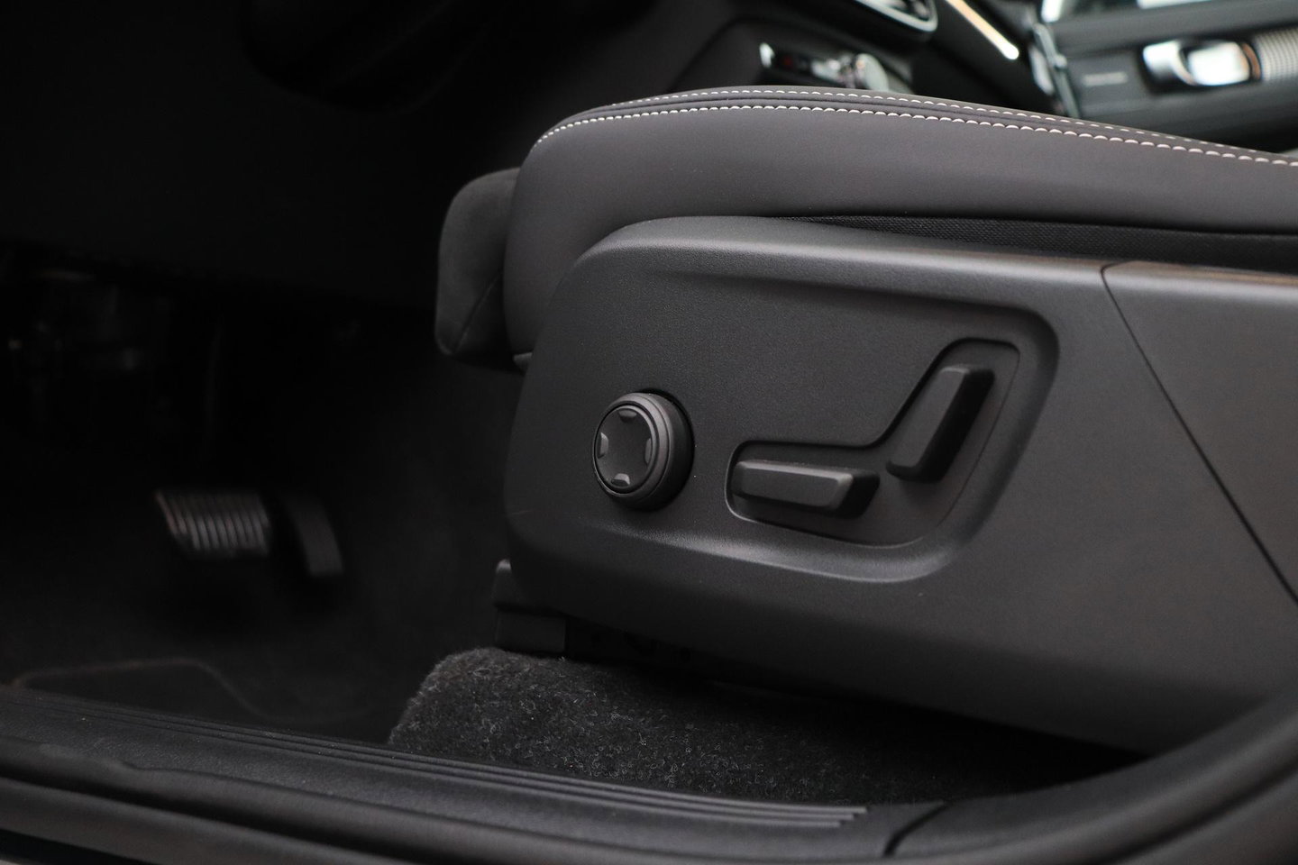 Volvo EX40 Single Motor Extended Range Plus | 82 kWh | ACC | Warmtepomp | Harman/Kardon | Camera | Stoel+Stuurverwarming | 19 Inch