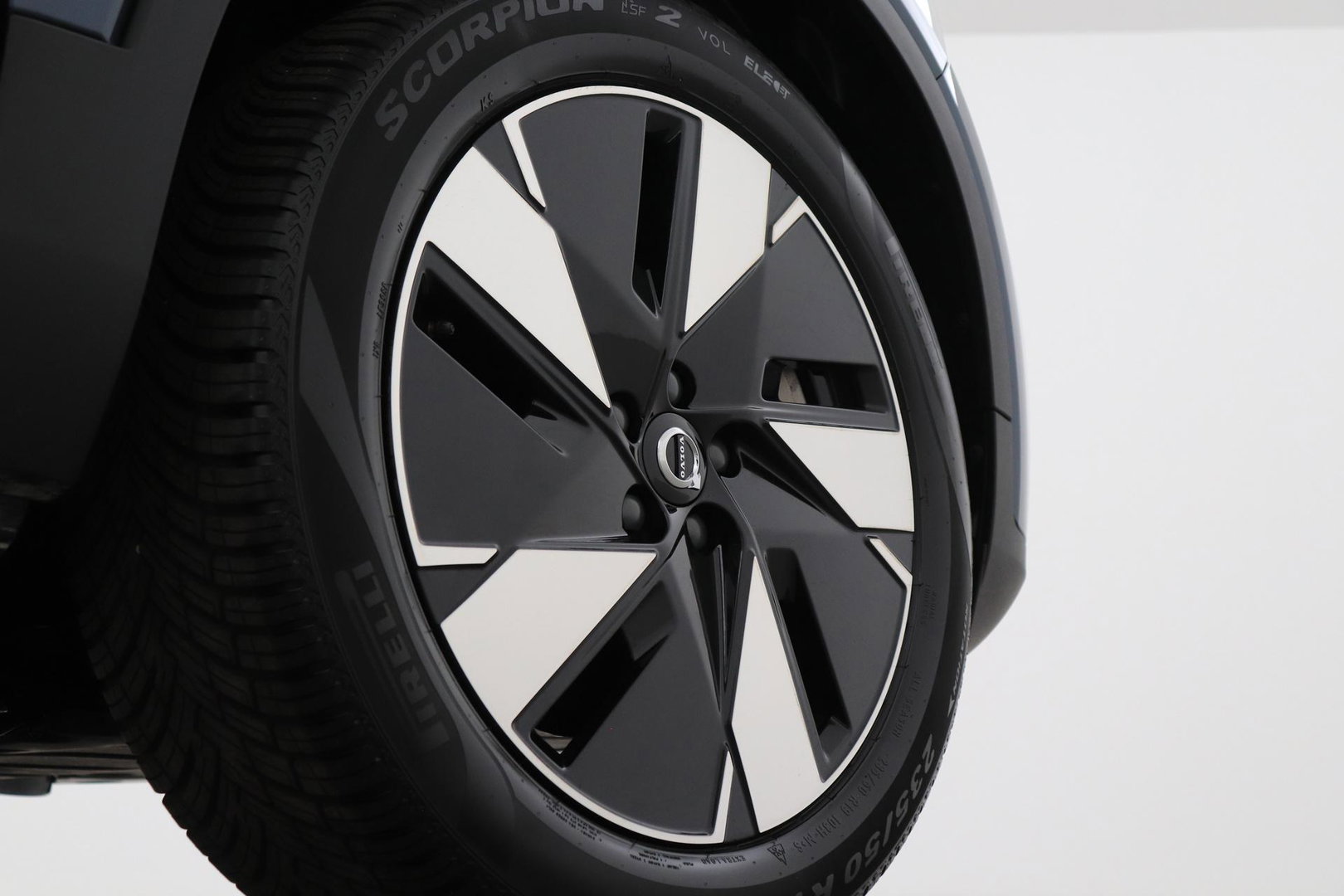Volvo EX40 Single Motor Extended Range Plus | 82 kWh | ACC | Warmtepomp | Harman/Kardon | Camera | Stoel+Stuurverwarming | 19 Inch