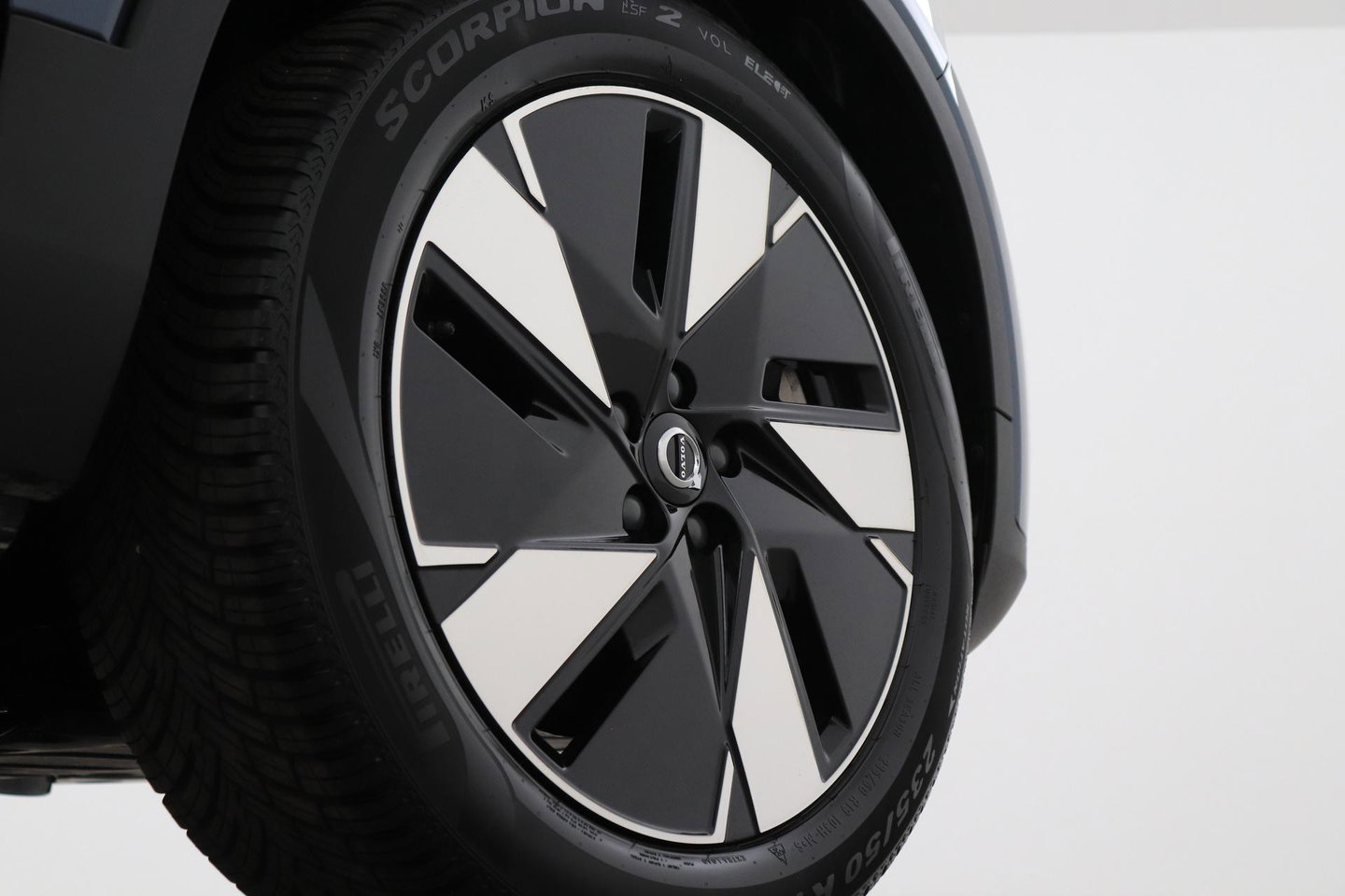 Volvo EX40 Single Motor Extended Range Plus | 82 kWh | ACC | Warmtepomp | Harman/Kardon | Camera | Stoel+Stuurverwarming | 19 Inch