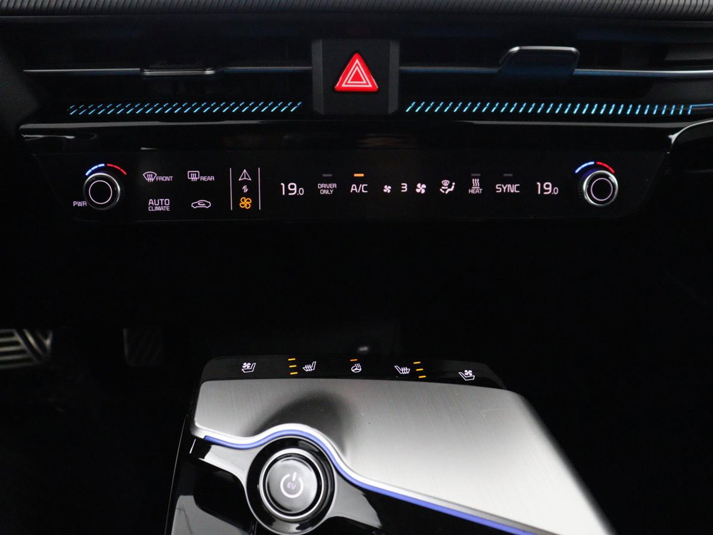 Kia EV6 GT-Line 77.4 kWh | SOH 95,1% | Panoramadak | Memory | Stuur/stoel verwarming | Stoel ventilatie| Meridian sound | Adaptive cruise | Head-up | Carplay | Sfeerverlichting | 360 camera | Park assist