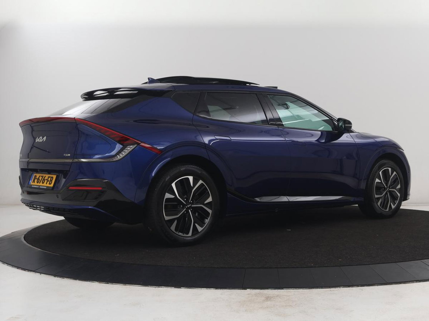 Kia EV6 GT-Line 77.4 kWh | SOH 95,1% | Panoramadak | Memory | Stuur/stoel verwarming | Stoel ventilatie| Meridian sound | Adaptive cruise | Head-up | Carplay | Sfeerverlichting | 360 camera | Park assist