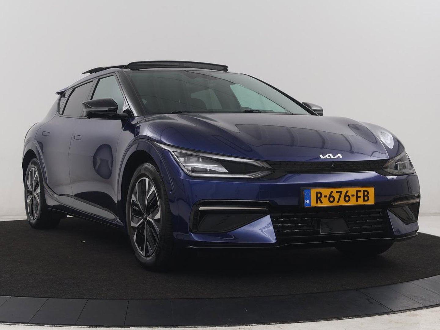 Kia EV6 GT-Line 77.4 kWh | SOH 95,1% | Panoramadak | Memory | Stuur/stoel verwarming | Stoel ventilatie| Meridian sound | Adaptive cruise | Head-up | Carplay | Sfeerverlichting | 360 camera | Park assist