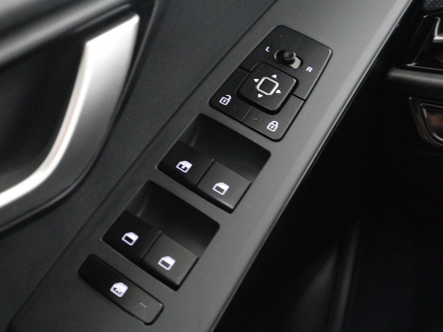 Kia Niro EV Light Edition 64.8 kWh | SOH 98,0% | Adaptive cruise | Lane assist | Carplay | Climate control | Virtueel dashboard | Camera | Park assist | Trekhaak