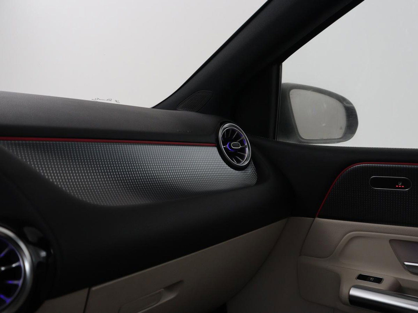Mercedes-Benz B-klasse250 e Business Solution Luxury Limited | SOH 93,0% | Leder | Stoelverwarming | Adaptive cruise | Carplay | Camera | Park assist | Sfeerverlichting | Elektrische achterlep | Trekhaak