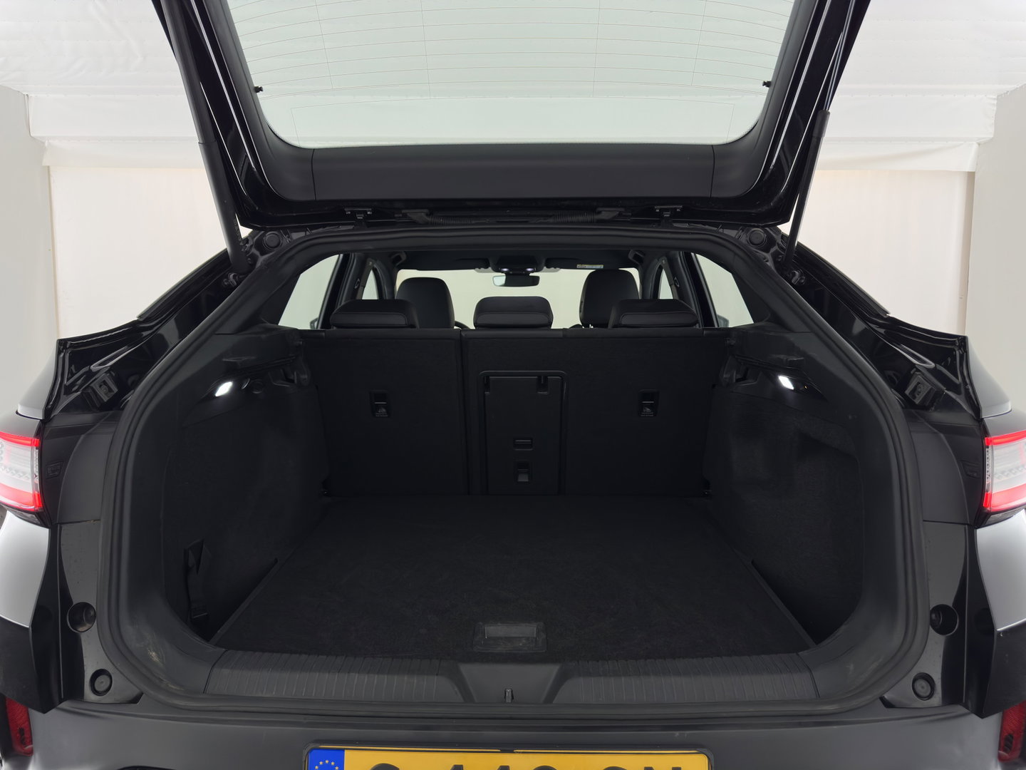 Volkswagen ID.5 Pro Business 77 kWh [3-Fase-11kW] {SoH-93%} (INCL.BTW) *HEAD-UP | LEATHER-FABRIC | FULL-LED | ADAPTIE-CRUISE |  DIGI-COCKPIT | HEATED-COMFORTSEATS | KEYLESS | DAB+ | AMBIENT-LIGHT | NAVI-FULLMAP | CAMERA | TOWBAR | 19''ALU*