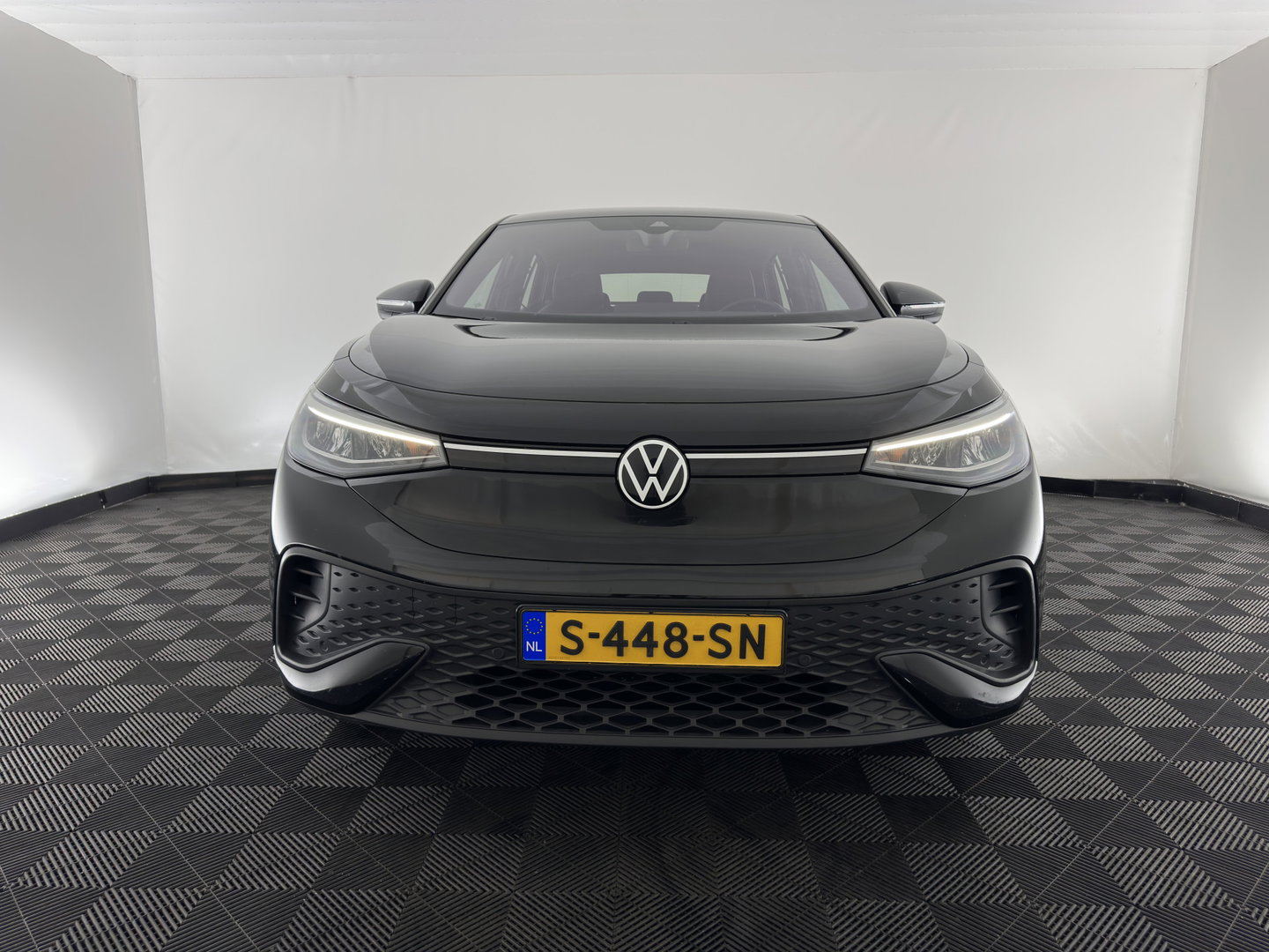Volkswagen ID.5 Pro Business 77 kWh [3-Fase-11kW] {SoH-93%} (INCL.BTW) *HEAD-UP | LEATHER-FABRIC | FULL-LED | ADAPTIE-CRUISE |  DIGI-COCKPIT | HEATED-COMFORTSEATS | KEYLESS | DAB+ | AMBIENT-LIGHT | NAVI-FULLMAP | CAMERA | TOWBAR | 19''ALU*
