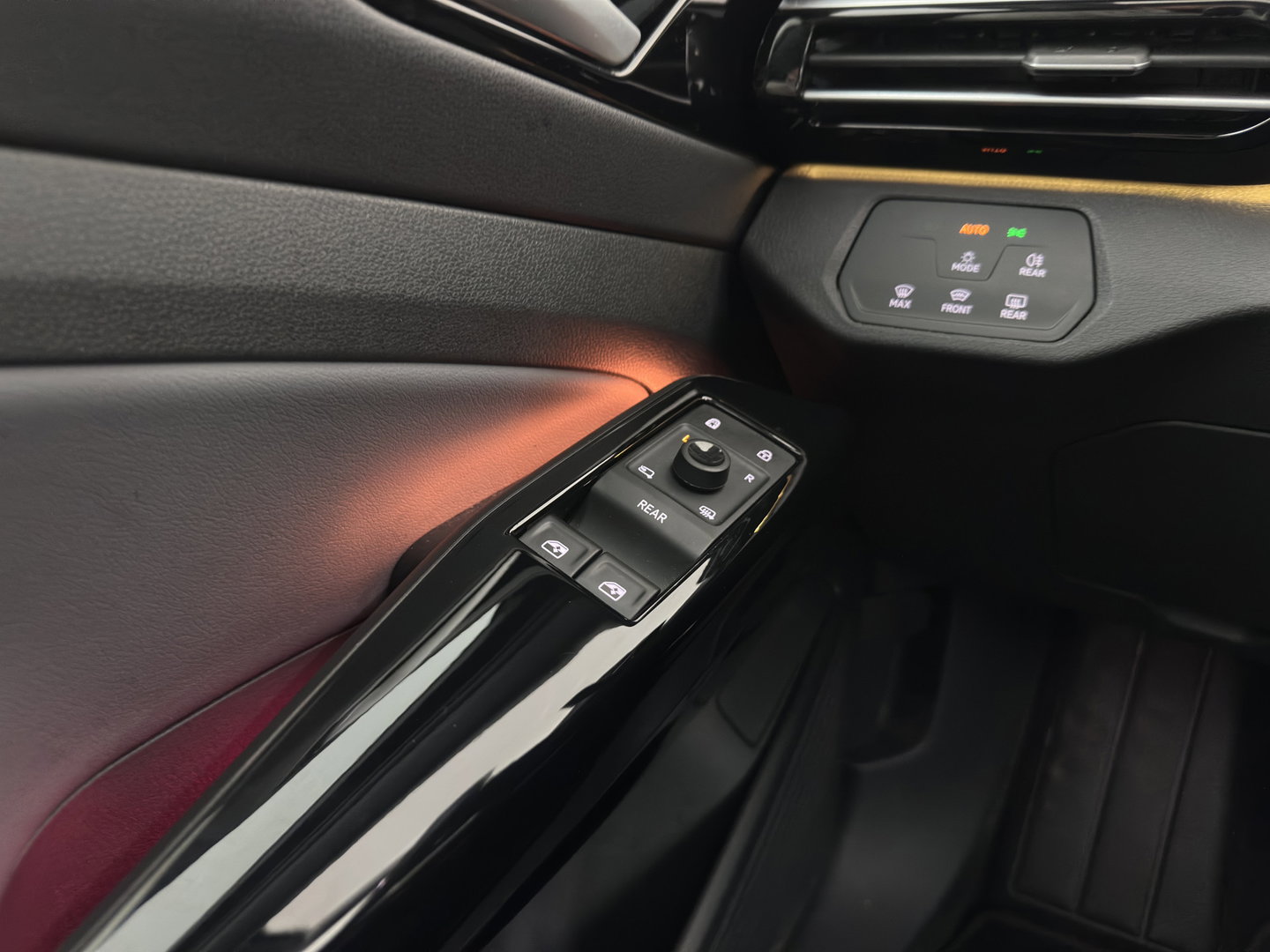 Volkswagen ID.5 Pro Business 77 kWh [3-Fase-11kW] {SoH-93%} (INCL.BTW) *HEAD-UP | LEATHER-FABRIC | FULL-LED | ADAPTIE-CRUISE |  DIGI-COCKPIT | HEATED-COMFORTSEATS | KEYLESS | DAB+ | AMBIENT-LIGHT | NAVI-FULLMAP | CAMERA | TOWBAR | 19''ALU*