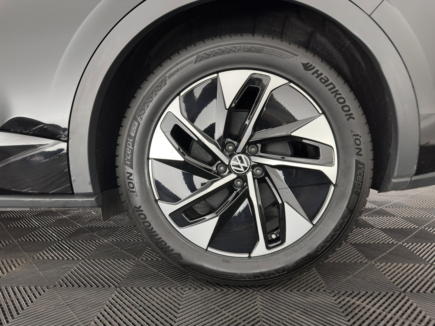 Volkswagen ID.5 Pro Business 77 kWh [3-Fase-11kW] {SoH-93%} (INCL.BTW) *HEAD-UP | LEATHER-FABRIC | FULL-LED | ADAPTIE-CRUISE |  DIGI-COCKPIT | HEATED-COMFORTSEATS | KEYLESS | DAB+ | AMBIENT-LIGHT | NAVI-FULLMAP | CAMERA | TOWBAR | 19''ALU*