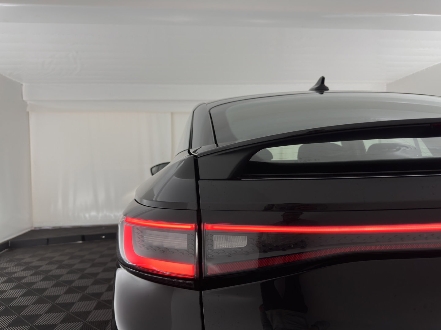 Volkswagen ID.5 Pro Business 77 kWh [3-Fase-11kW] {SoH-93%} (INCL.BTW) *HEAD-UP | LEATHER-FABRIC | FULL-LED | ADAPTIE-CRUISE |  DIGI-COCKPIT | HEATED-COMFORTSEATS | KEYLESS | DAB+ | AMBIENT-LIGHT | NAVI-FULLMAP | CAMERA | TOWBAR | 19''ALU*