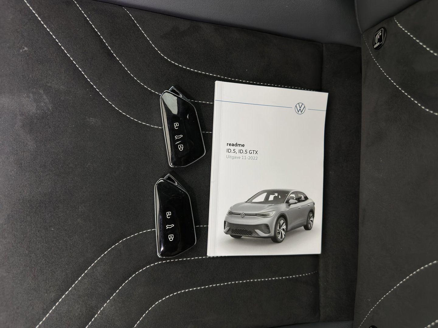Volkswagen ID.5 Pro Business 77 kWh [3-Fase-11kW] {SoH-93%} (INCL.BTW) *HEAD-UP | LEATHER-FABRIC | FULL-LED | ADAPTIE-CRUISE |  DIGI-COCKPIT | HEATED-COMFORTSEATS | KEYLESS | DAB+ | AMBIENT-LIGHT | NAVI-FULLMAP | CAMERA | TOWBAR | 19''ALU*