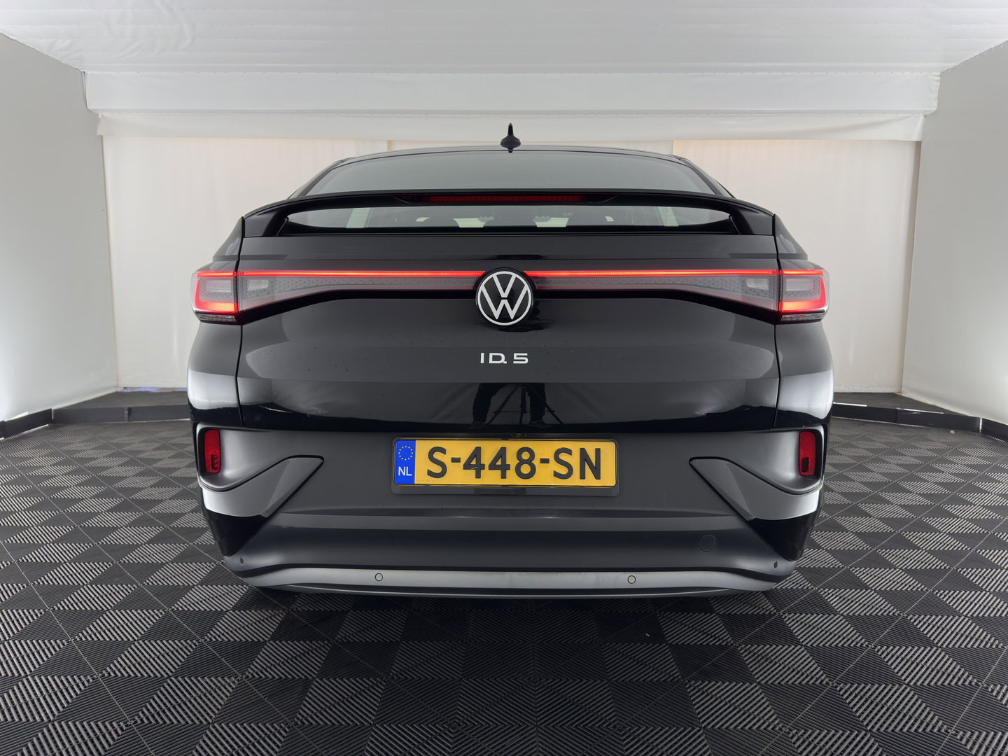 Volkswagen ID.5 Pro Business 77 kWh [3-Fase-11kW] {SoH-93%} (INCL.BTW) *HEAD-UP | LEATHER-FABRIC | FULL-LED | ADAPTIE-CRUISE |  DIGI-COCKPIT | HEATED-COMFORTSEATS | KEYLESS | DAB+ | AMBIENT-LIGHT | NAVI-FULLMAP | CAMERA | TOWBAR | 19''ALU*