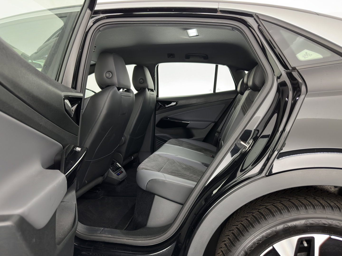 Volkswagen ID.5 Pro Business 77 kWh [3-Fase-11kW] {SoH-93%} (INCL.BTW) *HEAD-UP | LEATHER-FABRIC | FULL-LED | ADAPTIE-CRUISE |  DIGI-COCKPIT | HEATED-COMFORTSEATS | KEYLESS | DAB+ | AMBIENT-LIGHT | NAVI-FULLMAP | CAMERA | TOWBAR | 19''ALU*