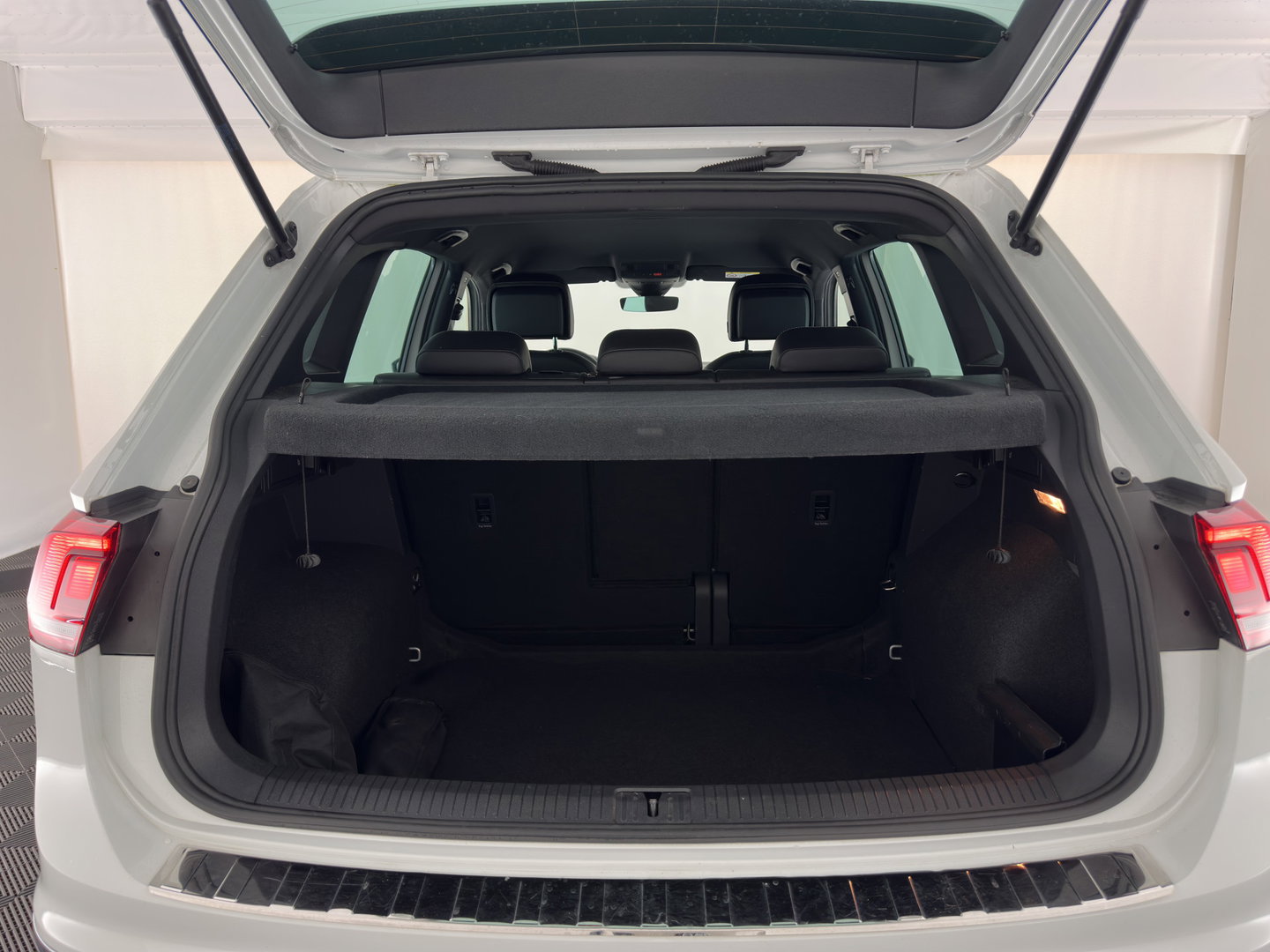 Volkswagen Tiguan 2.0 TDI 4Motion (INCL.BTW) Aut. *LEATHER-FABRIC | FLL-LED | DIGI-COCKPIT | ADAPTIVE-CRUISE | CAMERA | NAVI-FULLMAP | HEATED-SPORTSEATS | BLIND-SPOT | PRIVACY-GLASS | TOWBAR | 19''ALU*