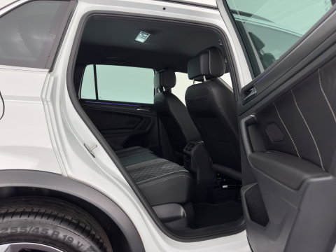 Volkswagen Tiguan 2.0 TDI 4Motion (INCL.BTW) Aut. *LEATHER-FABRIC | FLL-LED | DIGI-COCKPIT | ADAPTIVE-CRUISE | CAMERA | NAVI-FULLMAP | HEATED-SPORTSEATS | BLIND-SPOT | PRIVACY-GLASS | TOWBAR | 19''ALU*