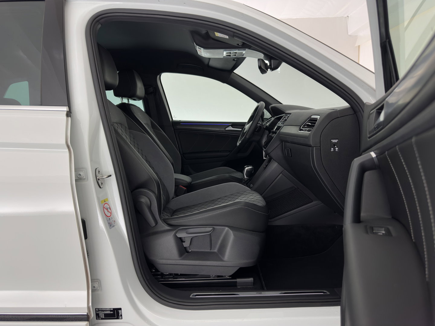 Volkswagen Tiguan 2.0 TDI 4Motion (INCL.BTW) Aut. *LEATHER-FABRIC | FLL-LED | DIGI-COCKPIT | ADAPTIVE-CRUISE | CAMERA | NAVI-FULLMAP | HEATED-SPORTSEATS | BLIND-SPOT | PRIVACY-GLASS | TOWBAR | 19''ALU*