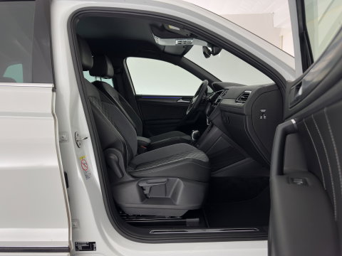 Volkswagen Tiguan 2.0 TDI 4Motion (INCL.BTW) Aut. *LEATHER-FABRIC | FLL-LED | DIGI-COCKPIT | ADAPTIVE-CRUISE | CAMERA | NAVI-FULLMAP | HEATED-SPORTSEATS | BLIND-SPOT | PRIVACY-GLASS | TOWBAR | 19''ALU*