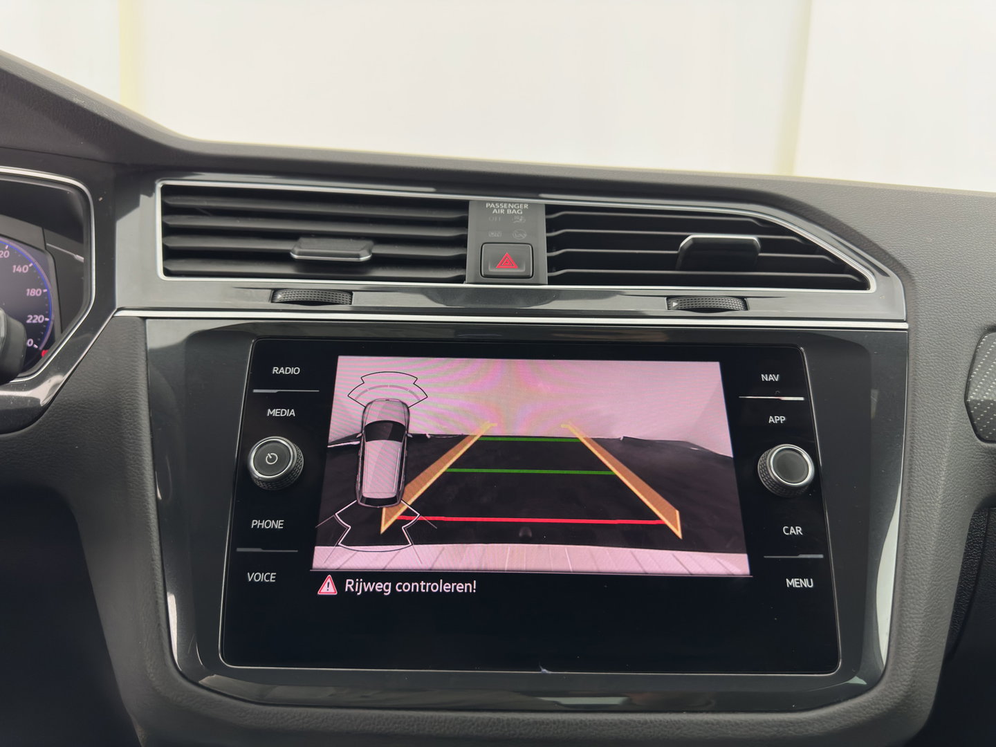 Volkswagen Tiguan 2.0 TDI 4Motion (INCL.BTW) Aut. *LEATHER-FABRIC | FLL-LED | DIGI-COCKPIT | ADAPTIVE-CRUISE | CAMERA | NAVI-FULLMAP | HEATED-SPORTSEATS | BLIND-SPOT | PRIVACY-GLASS | TOWBAR | 19''ALU*