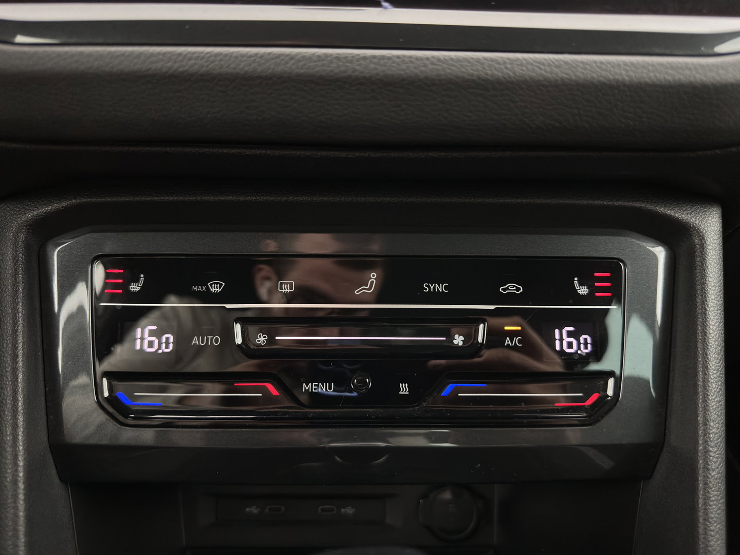 Volkswagen Tiguan 2.0 TDI 4Motion (INCL.BTW) Aut. *LEATHER-FABRIC | FLL-LED | DIGI-COCKPIT | ADAPTIVE-CRUISE | CAMERA | NAVI-FULLMAP | HEATED-SPORTSEATS | BLIND-SPOT | PRIVACY-GLASS | TOWBAR | 19''ALU*