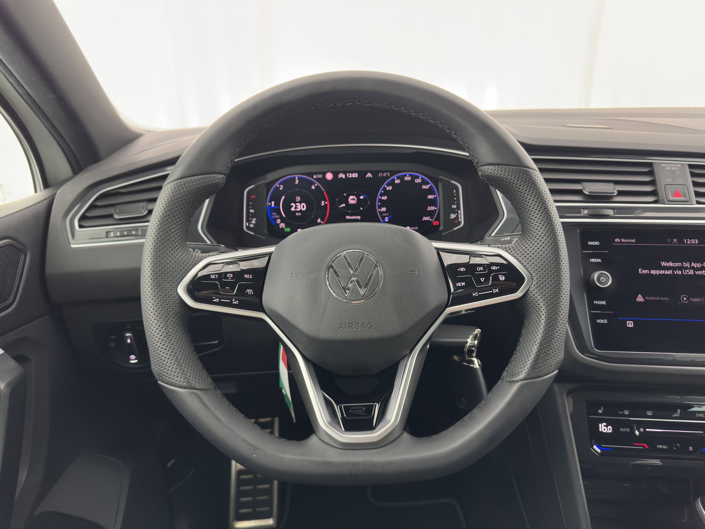 Volkswagen Tiguan 2.0 TDI 4Motion (INCL.BTW) Aut. *LEATHER-FABRIC | FLL-LED | DIGI-COCKPIT | ADAPTIVE-CRUISE | CAMERA | NAVI-FULLMAP | HEATED-SPORTSEATS | BLIND-SPOT | PRIVACY-GLASS | TOWBAR | 19''ALU*