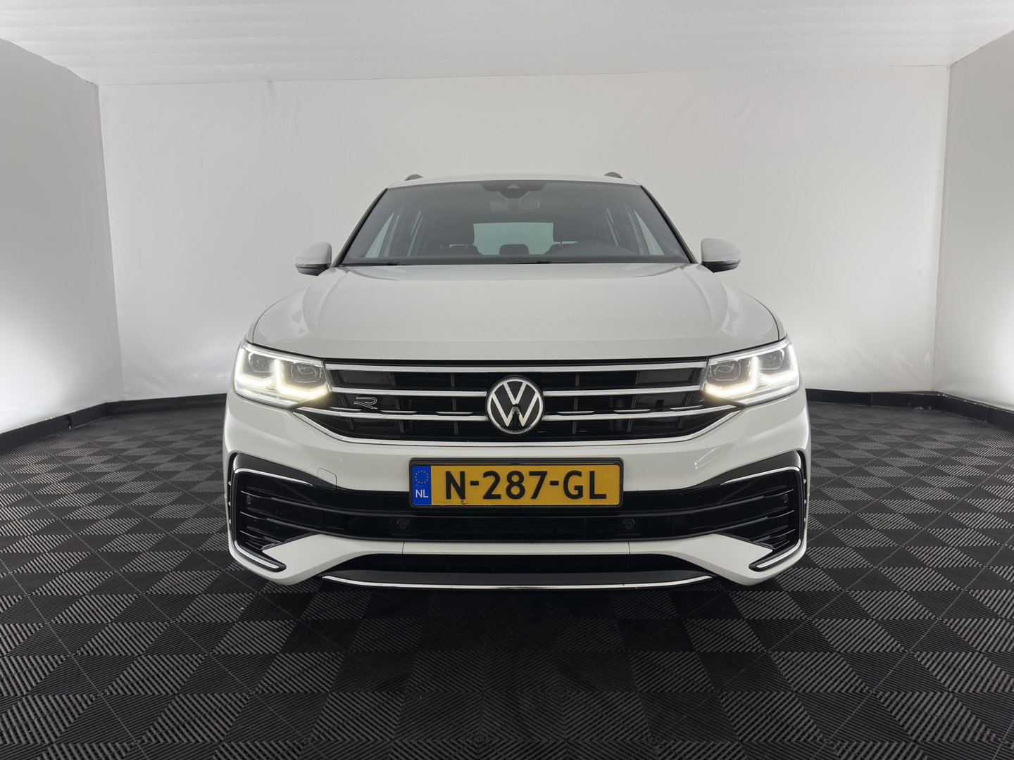 Volkswagen Tiguan 2.0 TDI 4Motion (INCL.BTW) Aut. *LEATHER-FABRIC | FLL-LED | DIGI-COCKPIT | ADAPTIVE-CRUISE | CAMERA | NAVI-FULLMAP | HEATED-SPORTSEATS | BLIND-SPOT | PRIVACY-GLASS | TOWBAR | 19''ALU*